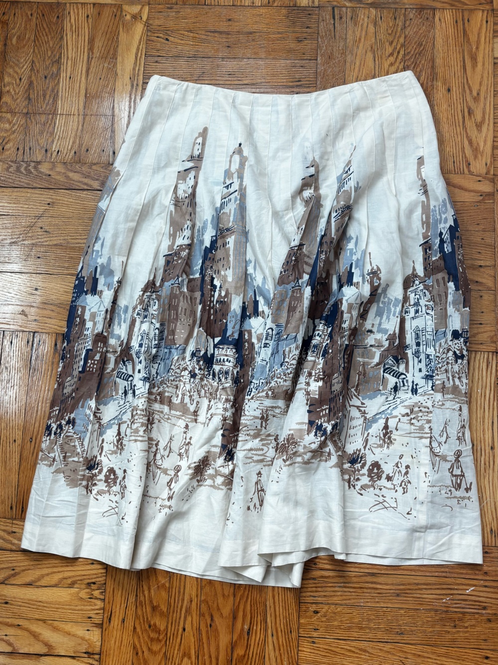 Pleated Midi Skirt With Cityscape Print - Picture 3 of 6
